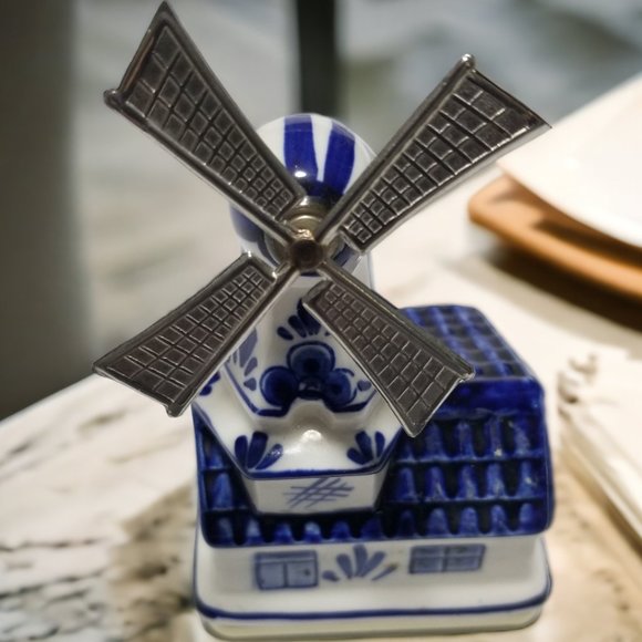 Delft Blue and White Ceramic Windmill Music Box with Revolving Metal Blades. - Picture 2 of 7